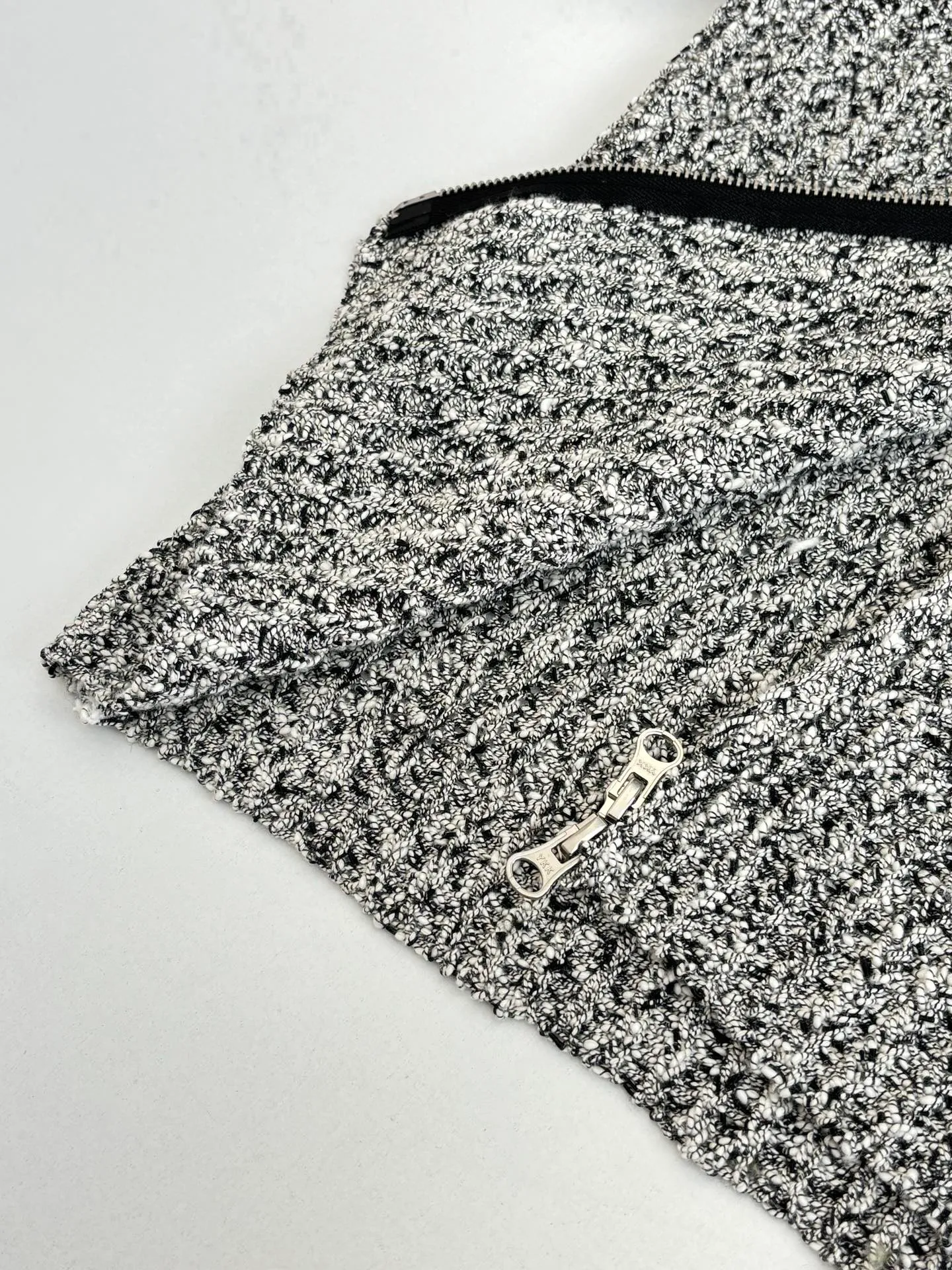 P650 Stone Island*/Stone Island Coral patchwork knitted sweater jacket Customized dyeing of original yarn has become popular in Xiaohongshu very early. Many Internet celebrity shops are doing it. The products they make can only be said to be unsightly. They are all made of ready-made yarn. This original version is made of 7 yarns of different colors and thicknesses that must be arranged to achieve the original effect. The customization cycle is very For a long time, the molded original version has the same ykk No. 5 special craftsmanship zipper, using an old-fashioned 9-needle thick-thread wool loom (due to low efficiency and high waste, factories pursuing efficiency have abandoned it, and only some big brands still use it). The strongest armband on the entire network, all detailed identification points restore the original inspection level! All Stone Island armbands must have three yellow lines, anything without them is fake! The models before 2021 had four yellow lines, and after 21fw, they all had three. We restored them perfectly.  Size：S/M/L/XL